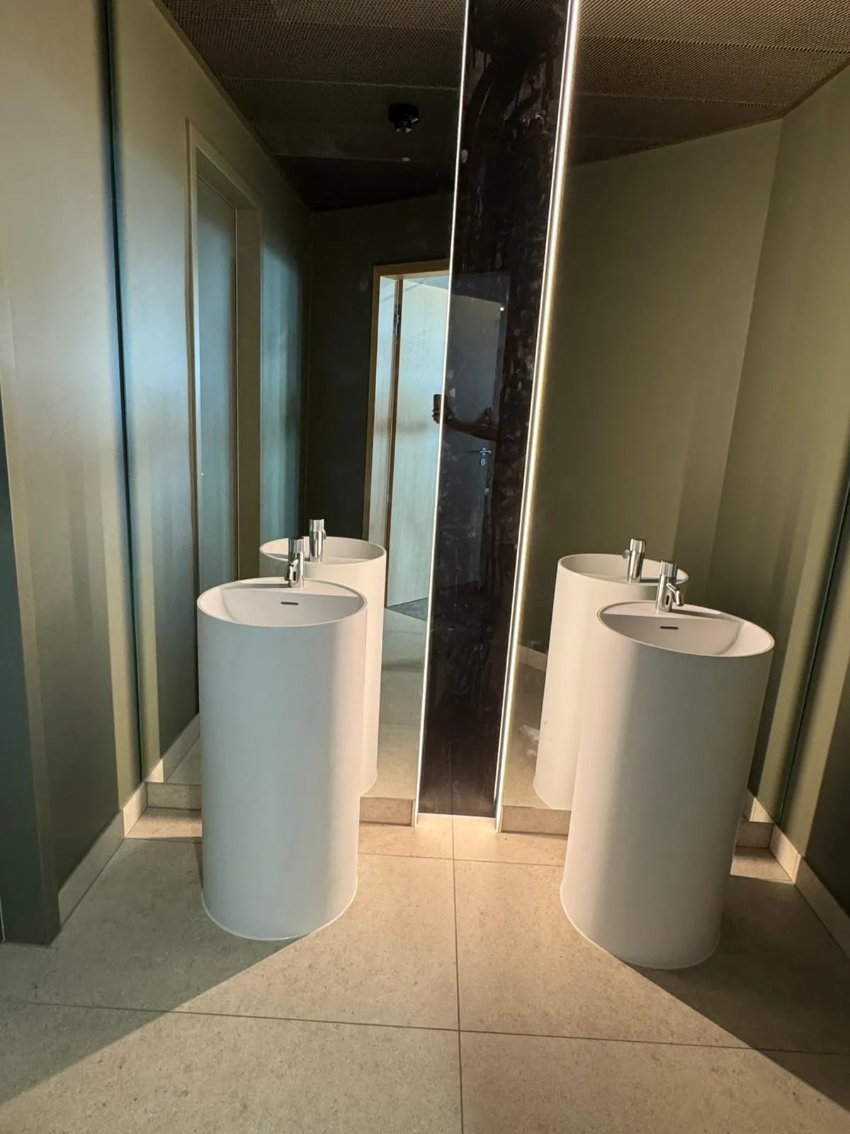 Design-Waschtisch im Gewerbebau