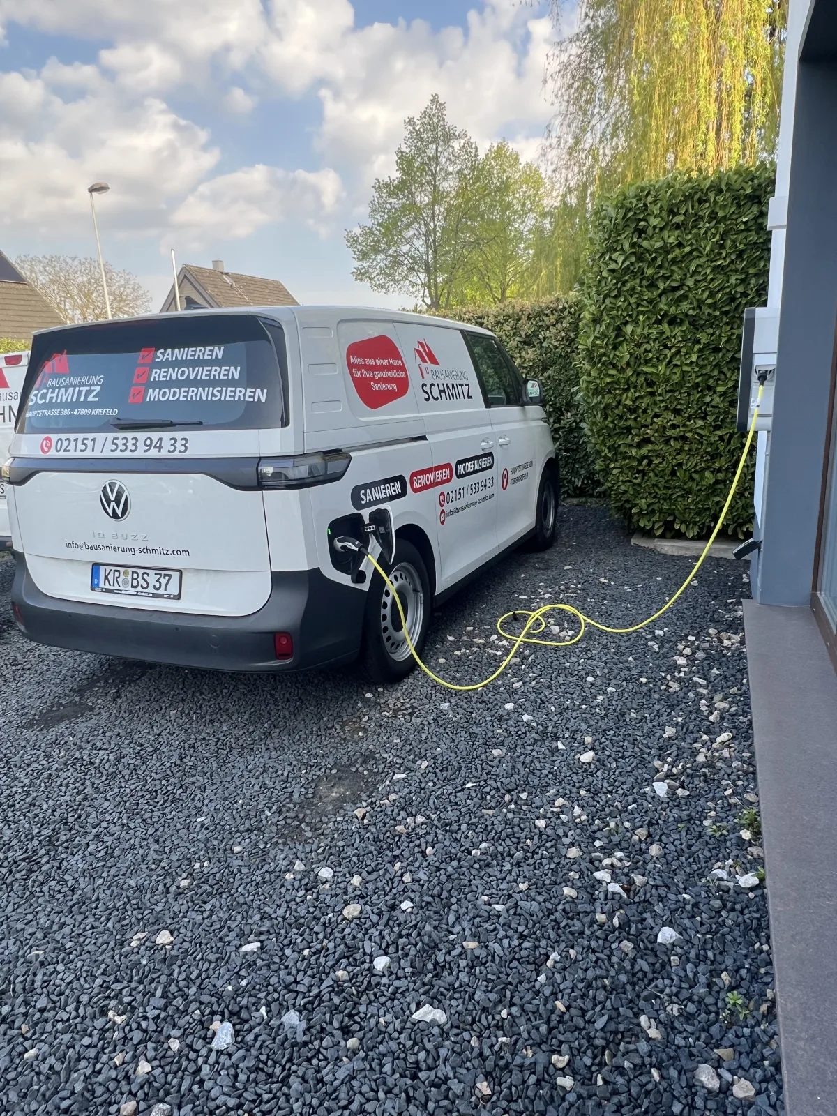 Elektro-Transporter (VW ID. Buzz Cargo) der Firmenflotte von Bausanierung Schmitz beim Laden