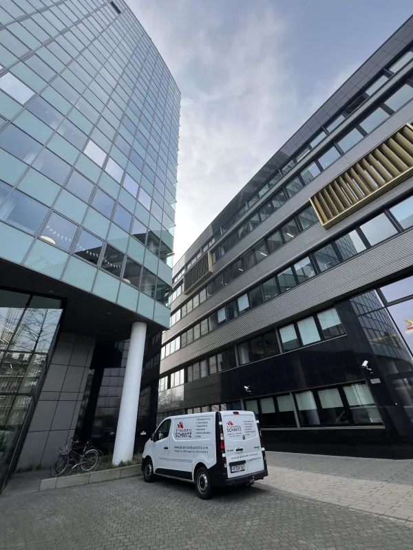 Im Einsatz vor einem Bürohochhaus