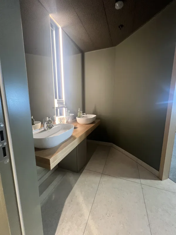 Modernes Bad mit Doppelwaschtisch und LED-Design