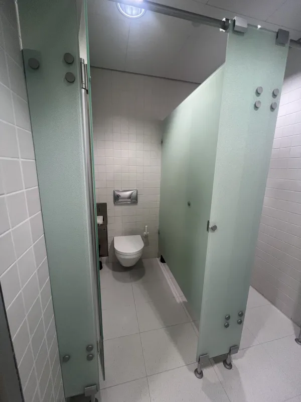 Sanitäranlage mit Glas-Trennwänden im Bürogebäude